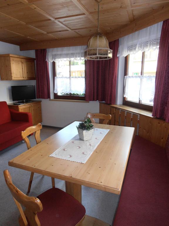 Hotel Haus Dorfplatz Galtür Zimmer foto