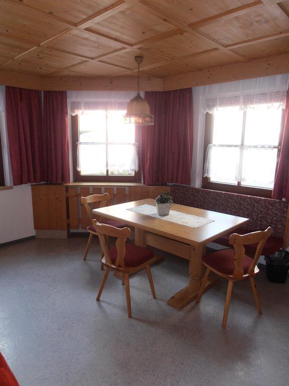 Hotel Haus Dorfplatz Galtür Zimmer foto
